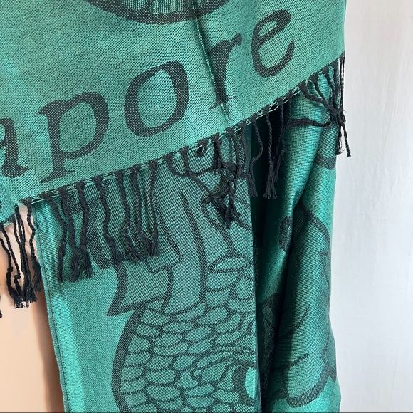 Singapore Scarf. Women’s.  70” x 27”. Green with Fringe. - Picture 4 of 7
